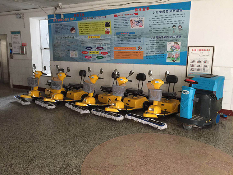 鼎洁尘推车和驾驶洗地机在菏泽人民医院崭露头角