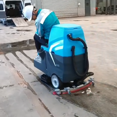鼎洁盛世小型驾驶洗地机“入驻”天津高能 车间